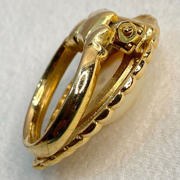 Scarf Ring Scalloped Gold Tone Frame With Central Imitation Oval Pearl - Picture 4 of 6